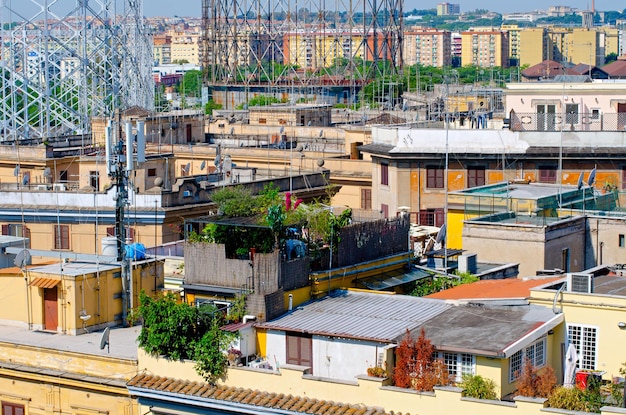 Vecchi edifici residenziali nella città antica con verde sui tetti e terrazze decorate belle