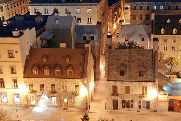 Vecchi edifici su strada di notte a Quebec City