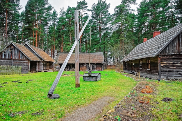 Vecchi edifici tradizionali nel villaggio etnografico all'aperto a Riga, Lettonia