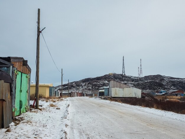 Vecchi garage sovietici nel villaggio artico settentrionale di Lodeynoye