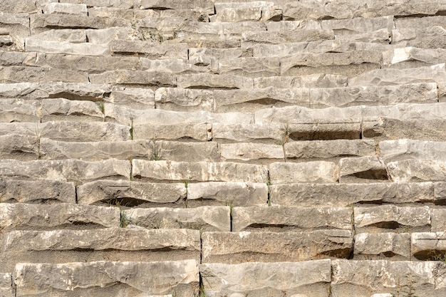 Vecchi gradini in pietra - tribune di un antico anfiteatro