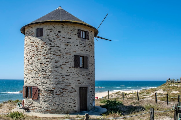 Vecchi mulini a vento tradizionali nelle colline di sabbia della Puglia Portogallo