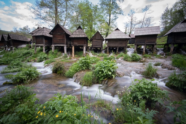 Vecchi mulini ad acqua di legno sul fiume