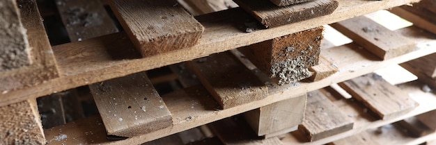 Vecchi pallet di legno impilati uno sopra l'altro mobili in primo piano dal concetto di pallet