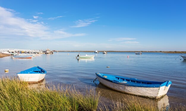 Vecchi pescherecci nella baia. Tavira, Portogallo.