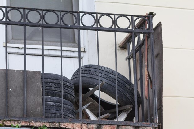 Vecchi pneumatici usati per auto sul balcone, primo piano