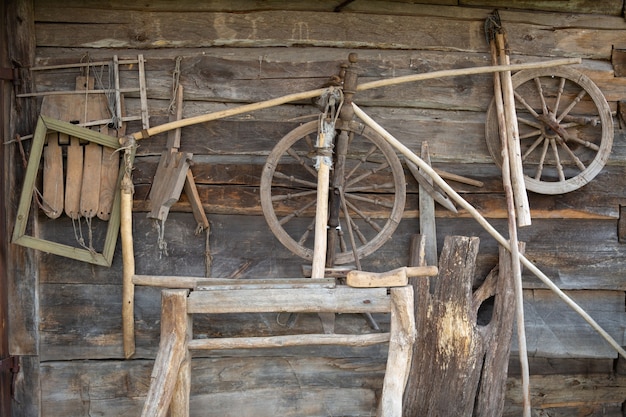 Vecchi strumenti di legno sul cortile - illustrazione della vita rurale