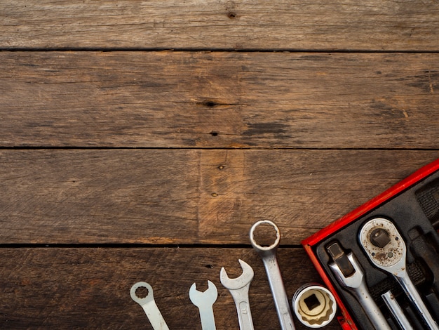 Vecchi strumenti su un tavolo di legno