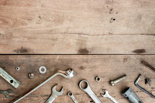 Vecchi strumenti sul fondo di legno del pavimento