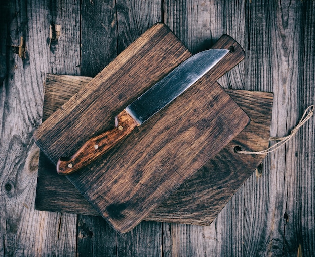 Vecchi taglieri in legno e un coltello