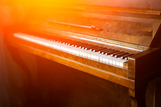 Vecchi tasti di pianoforte alla luce