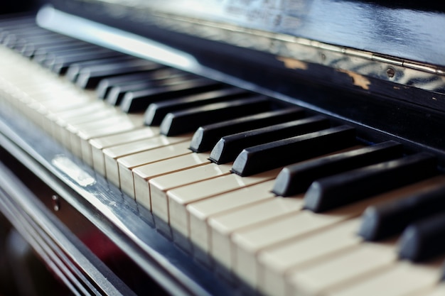 Vecchi tasti di pianoforte da vicino, messa a fuoco selettiva