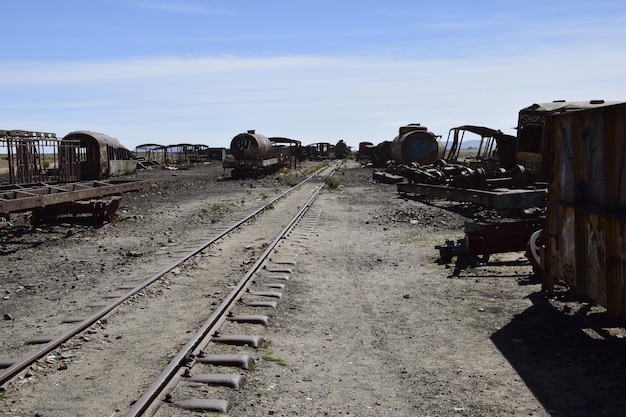 Vecchi treni arrugginiti presso l'antico cimitero dei treni vicino alle saline di Uyuni Bolivia