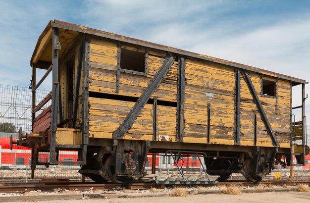 Vecchi vagoni ferroviari stanno sui binari