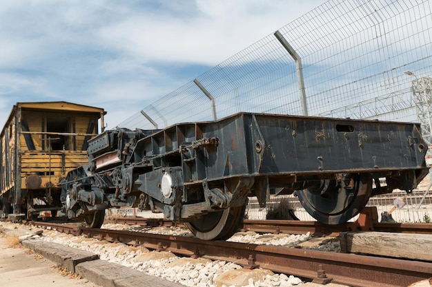 Vecchi vagoni ferroviari stanno sui binari