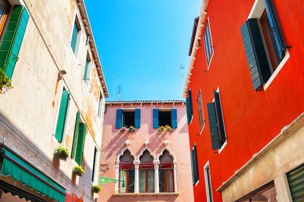 Vecchia architettura colorata a Venezia, Italy