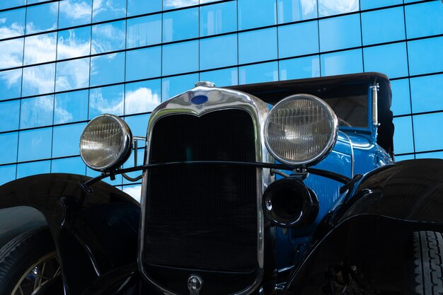 Vecchia auto d&#39;epoca con fari cromati.