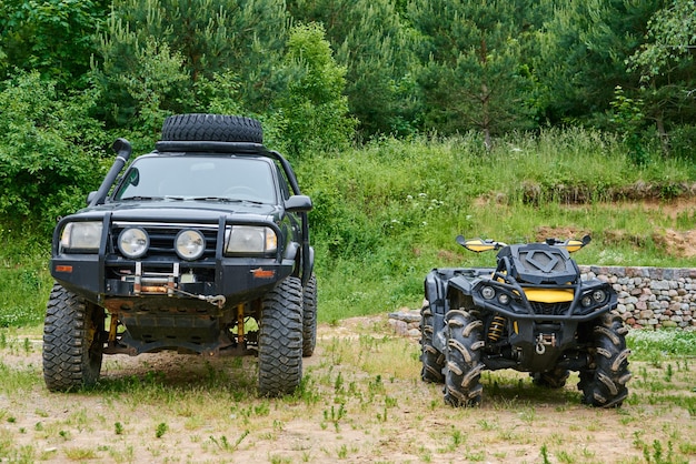 Vecchia auto suv e quad vista frontale all'aperto