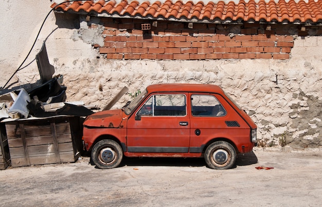 Vecchia automobile abbandonata europea