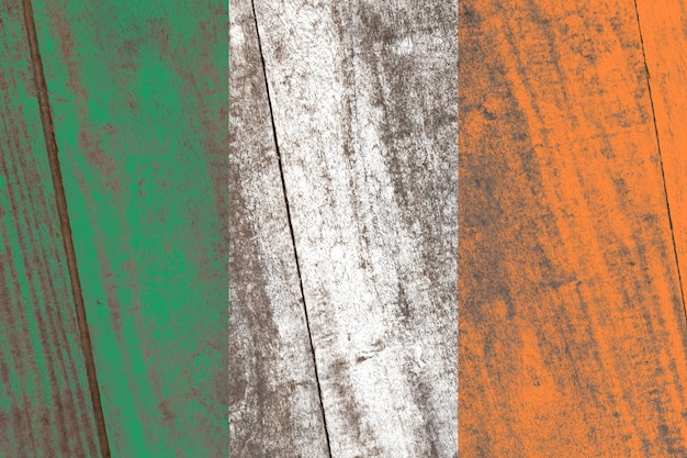 Vecchia bandiera dell'Irlanda danneggiata dipinta su uno sfondo di legno angosciato