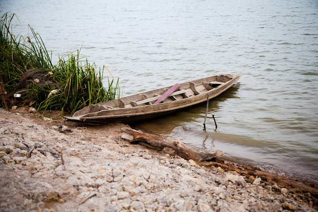 Vecchia barca a remi nel lago sulla riva dell'Asia