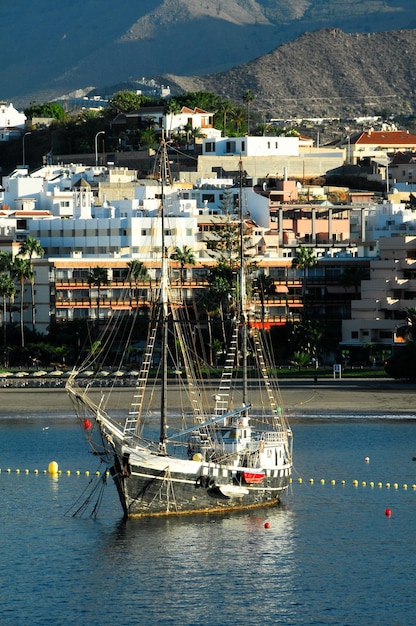 Vecchia barca a vela d'epoca nel porto di Tenerife Sourh Isole Canarie