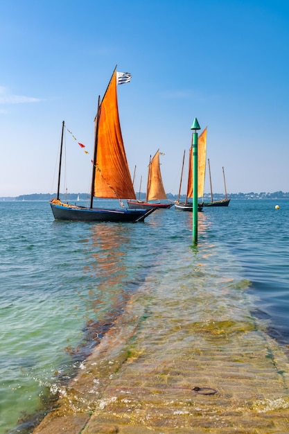 Vecchia barca all'isola di Ile-aux-Moines, con vele rosse, barca tradizionale nel golfo di Morbihan, in Bretagna