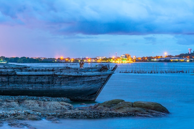 vecchia barca da pesca sul mare