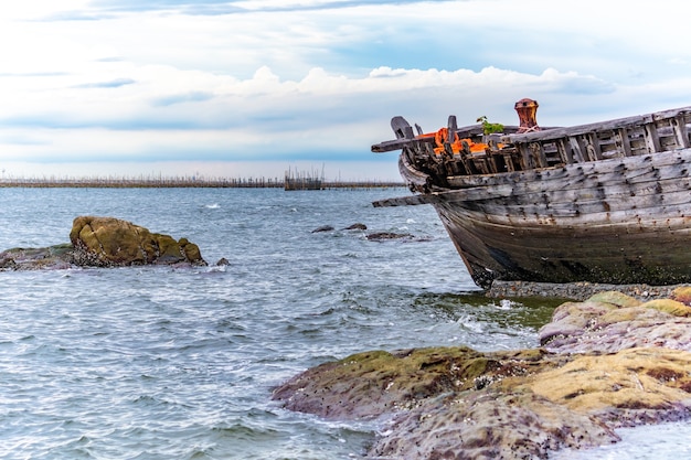 vecchia barca da pesca sul mare