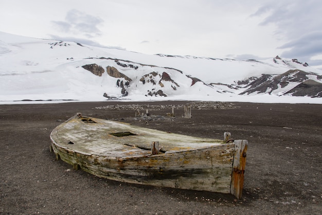 Vecchia barca di legno sulla spiaggia