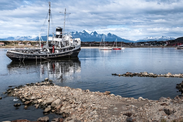 vecchia barca in argentina, sud patagonia