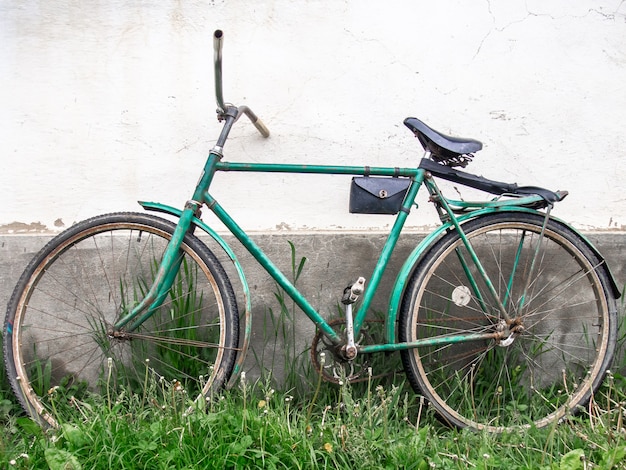 Vecchia bici sullo sfondo del muro