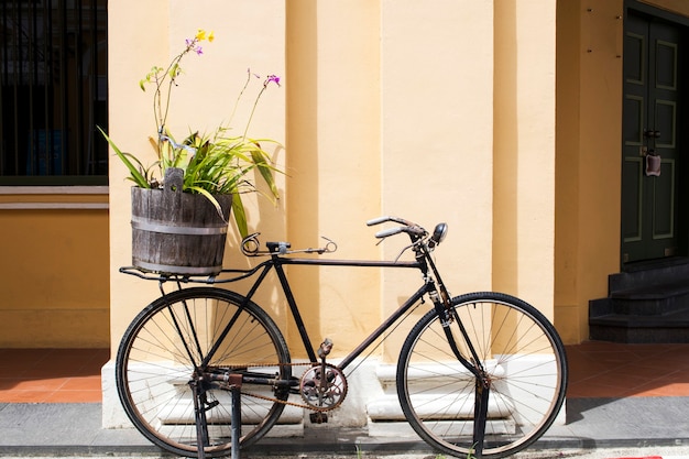 vecchia bicicletta accanto al muro