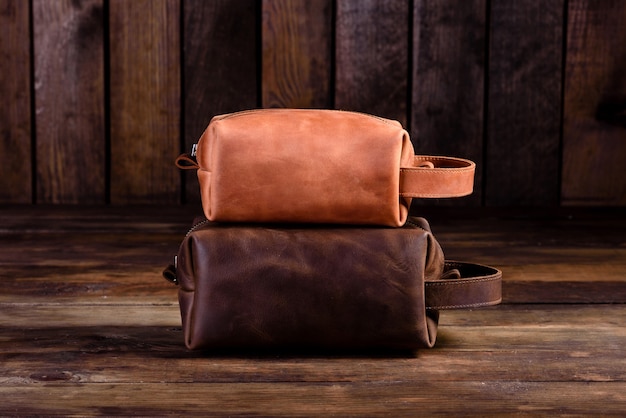 Vecchia borsa in pelle vintage con tracolla in pelle.