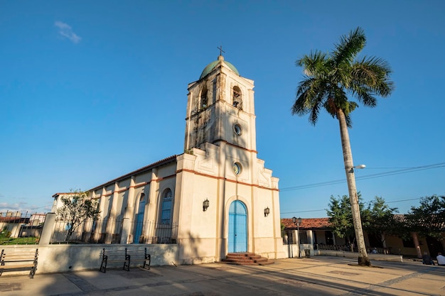 Vecchia cappella sulla piazza principale del villaggio di Vinales Cuba