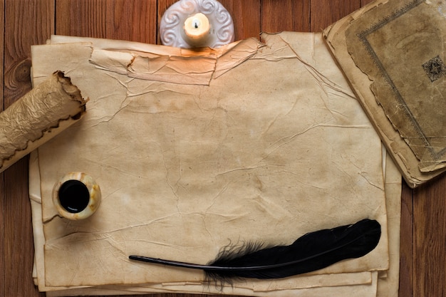 Vecchia carta con candela e penna nera, sfondo bianco per il testo