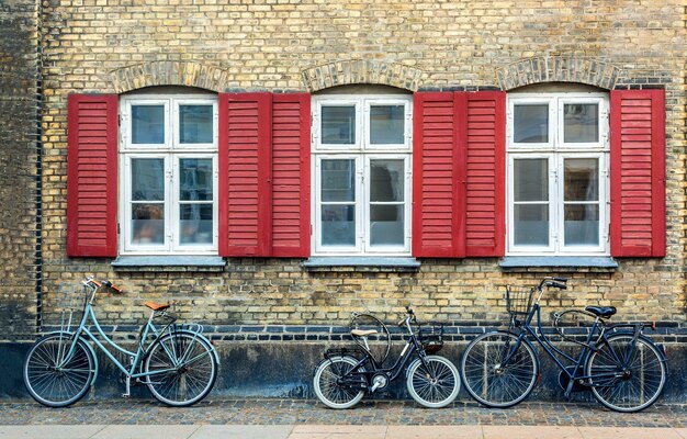 Vecchia casa a Copenaghen con le biciclette