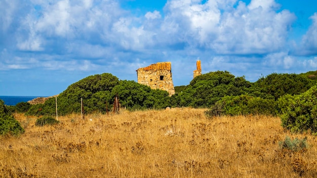 Vecchia casa abbandonata in campagna