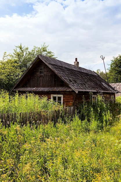 Vecchia casa abbandonata in legno situata in campagna. Bielorussia.