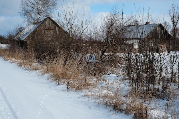 Vecchia casa abbandonata in legno vicino a una strada nel nord della Russia