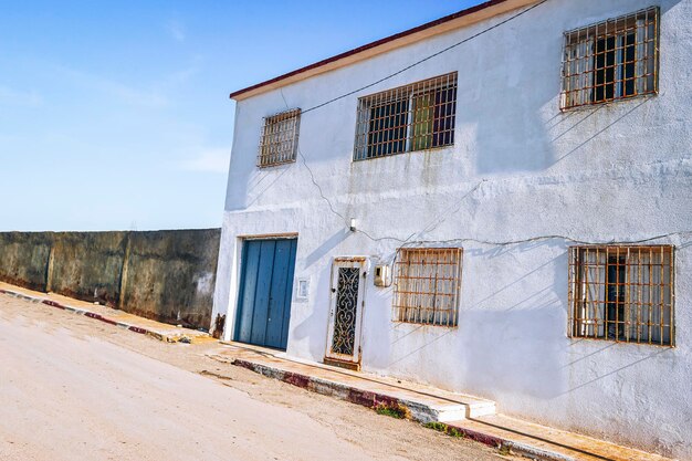 vecchia casa bianca storica da qualche parte in Empty backroad che sono uno stile di alloggi in città storica