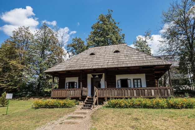 Vecchia casa bucovinean tradizionale al museo del villaggio in Suceava, Romania.