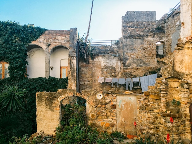 Vecchia casa con il cielo sullo sfondo