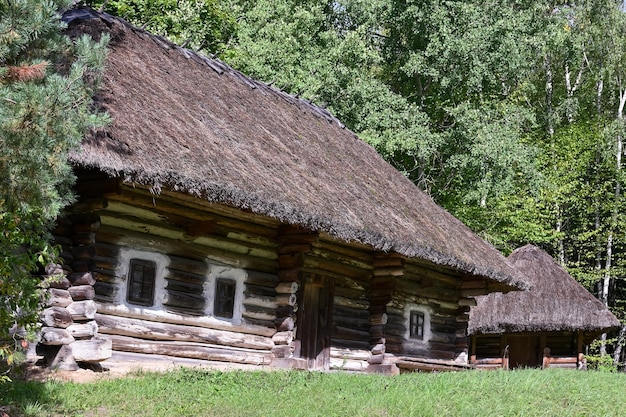 Vecchia casa del secolo scorso nel villaggio ucraino