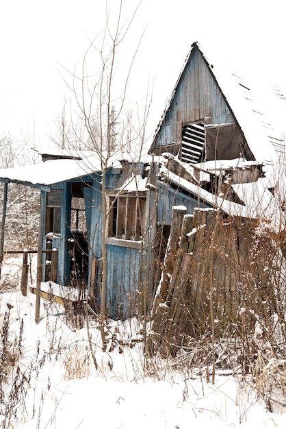 Vecchia casa di campagna abbandonata e distrutta nella stagione invernale