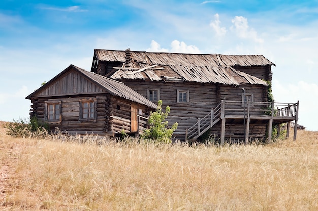 Vecchia casa di legno abbandonata