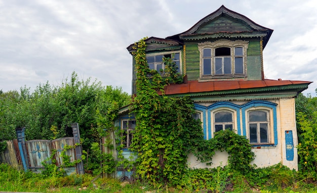 Vecchia casa di legno in Russia.