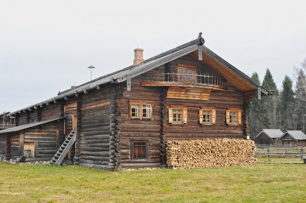 Vecchia casa di legno nel villaggio russo del villaggio di Semyonkovo, Vologda, Russia