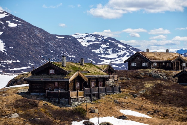 Vecchia casa di legno norvegese tradizionale a Tyin e montagne sullo sfondo, norvegese