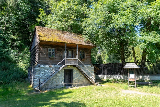 Vecchia casa di legno rustica